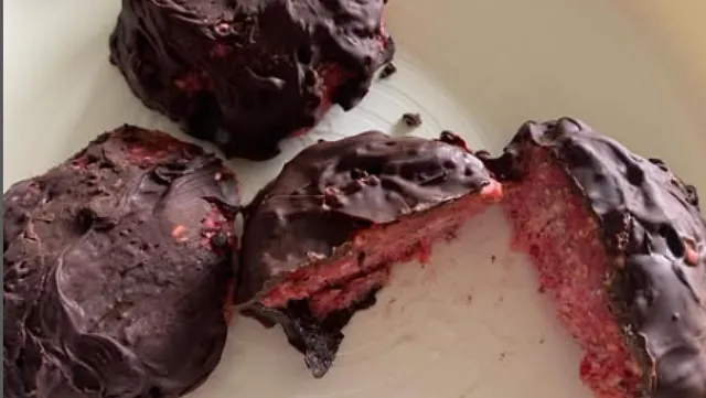 Bolitas de frambuesa cubiertas de chocolate. Foto: @ibero